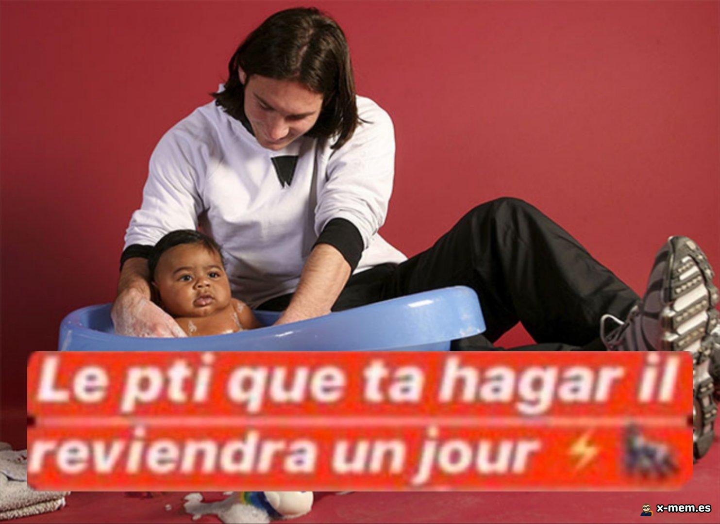 Un homme avec des cheveux longs donne un bain à un bébé dans une bassine bleue sur fond rouge.
