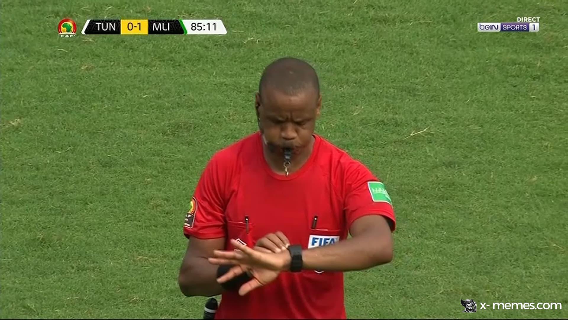 Mème : Arbitre siffle trop tôt