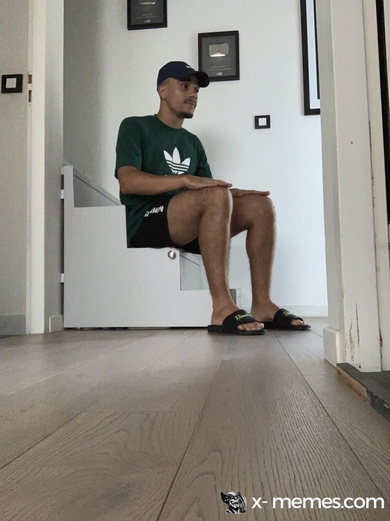 Mème : Mister V attend assis