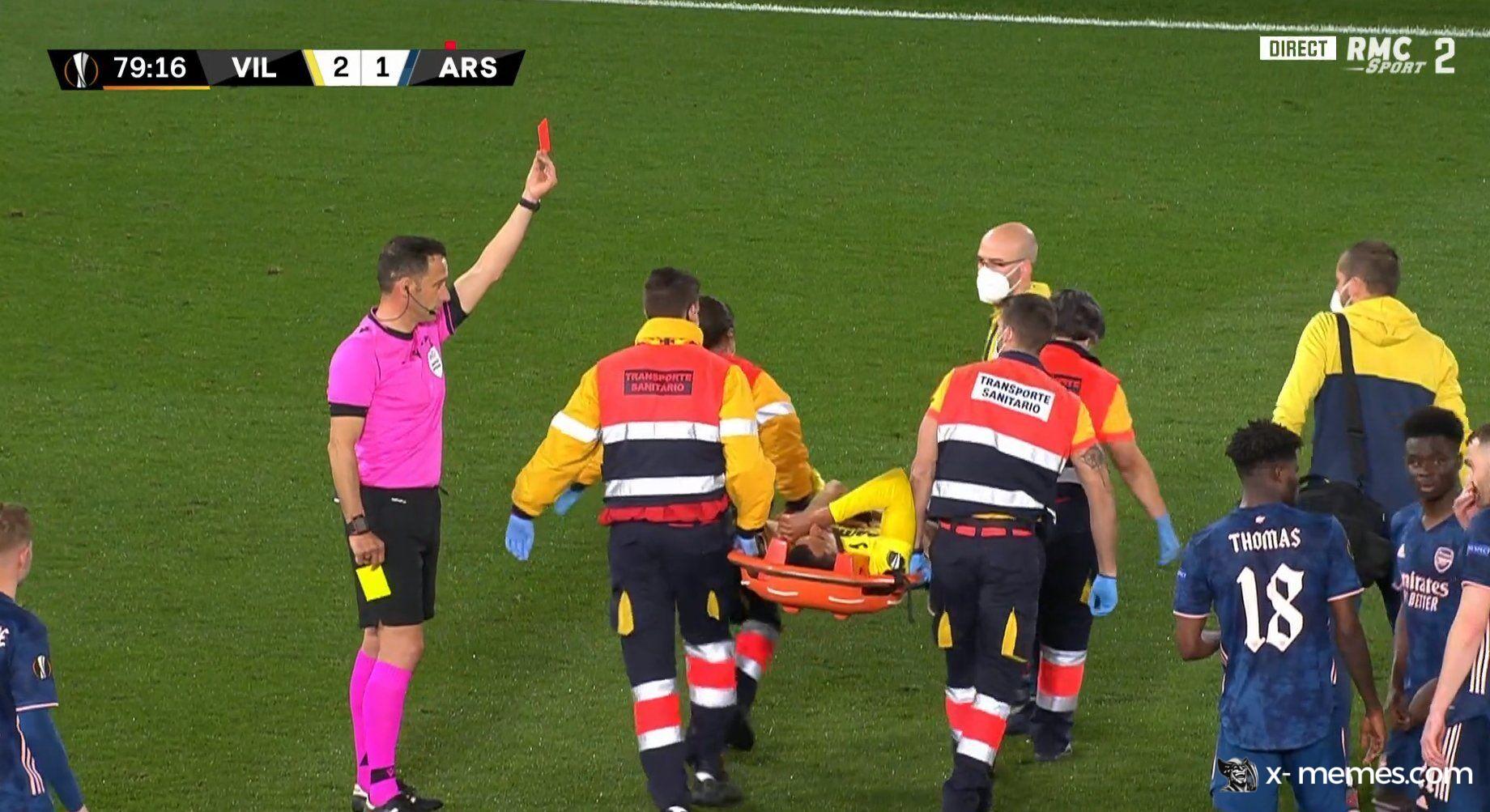 Mème : Carton rouge brancard football