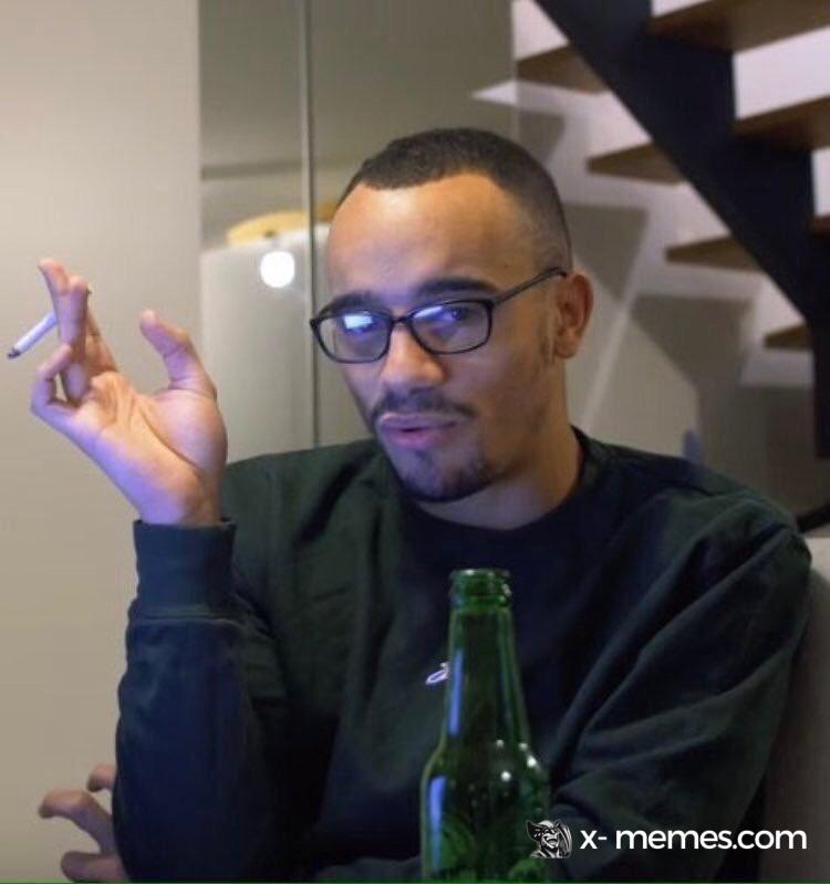 Mème : Mister V hautain avec cigarette