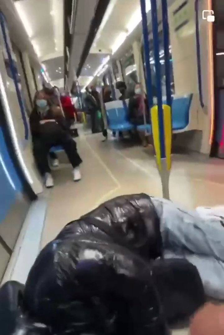 Mème : Mec qui se prend la porte de RER qui se referme