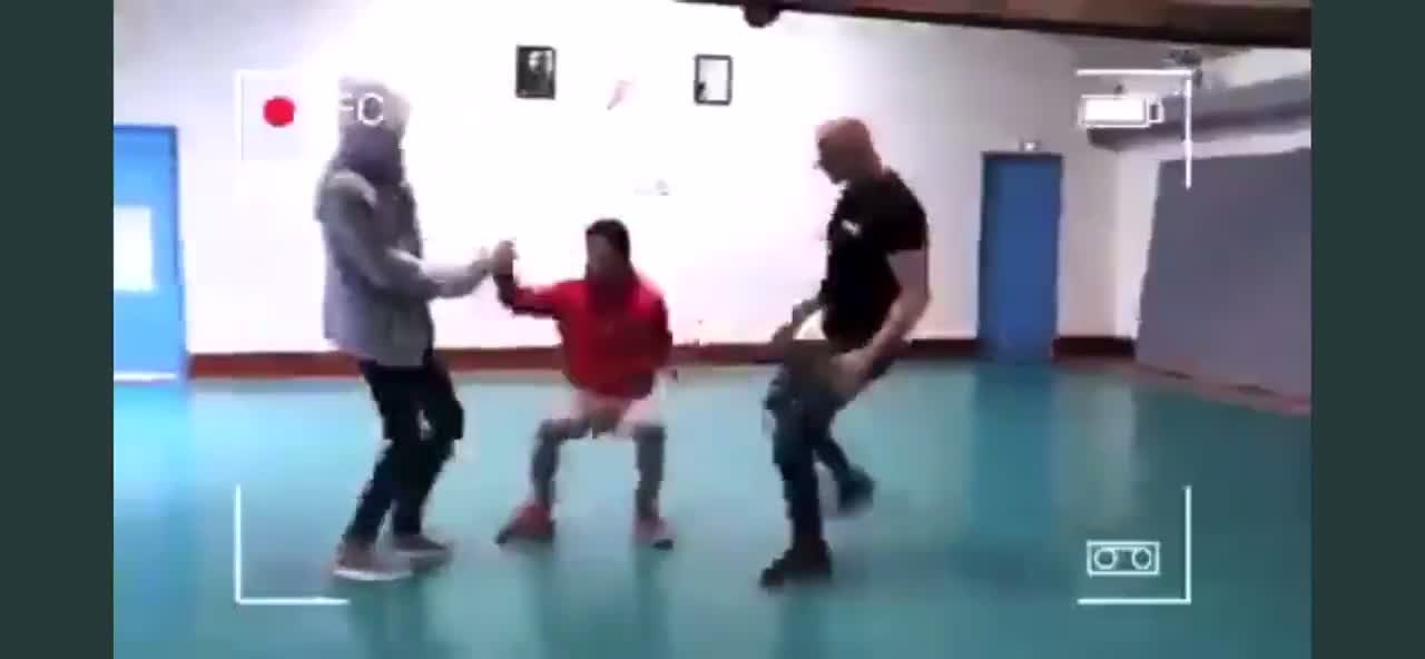 Mème : Kick par derrière