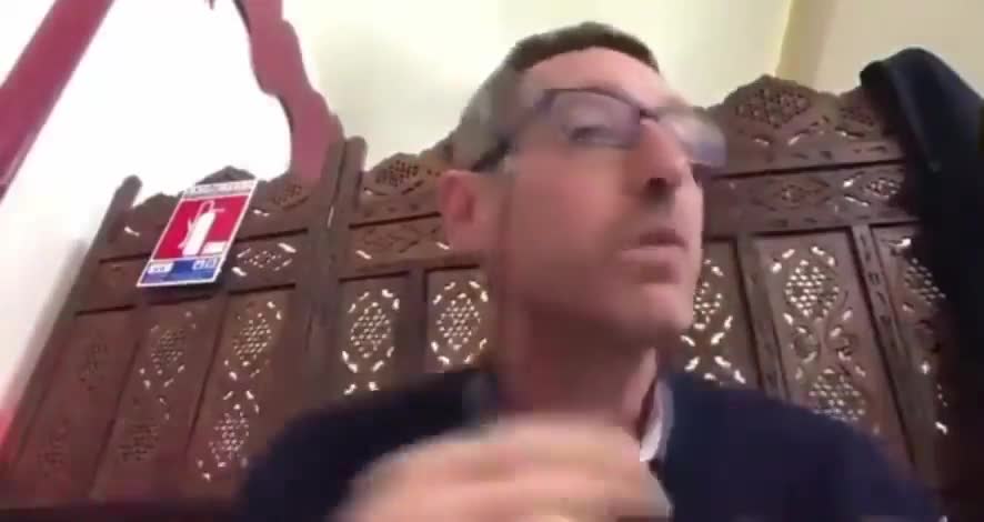 Mème : J'ai une dent de requin et je mange dans un kebab