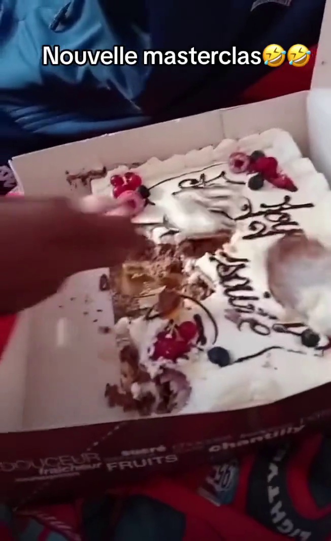 Mème : Fraise framboise myrtille on va bien renta le gâteau