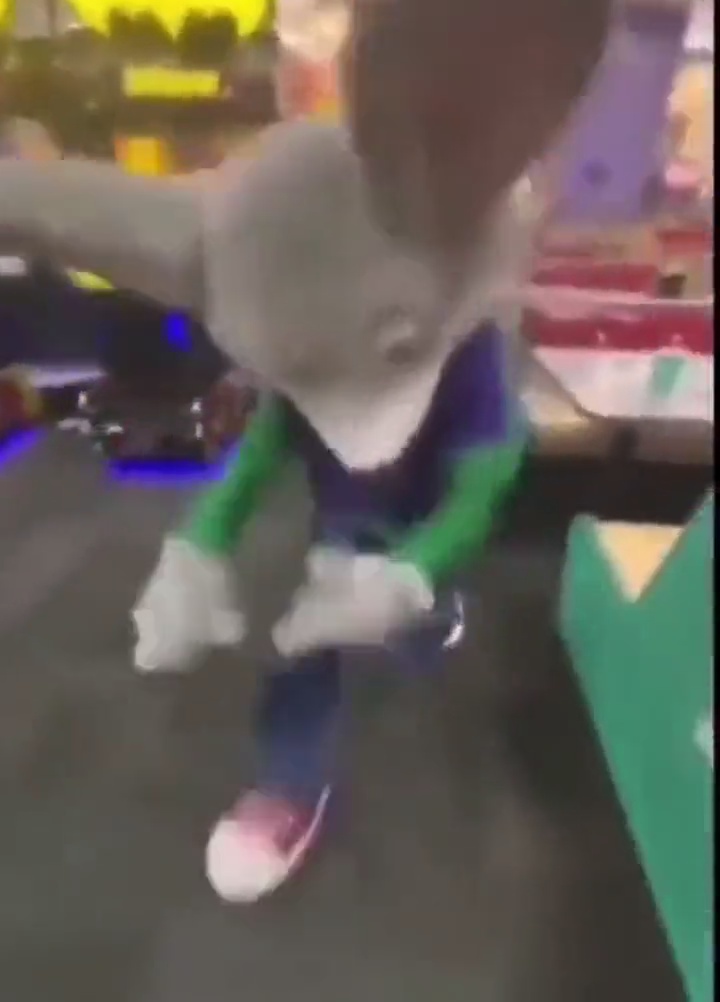 Mème : Mascotte souris qui danse