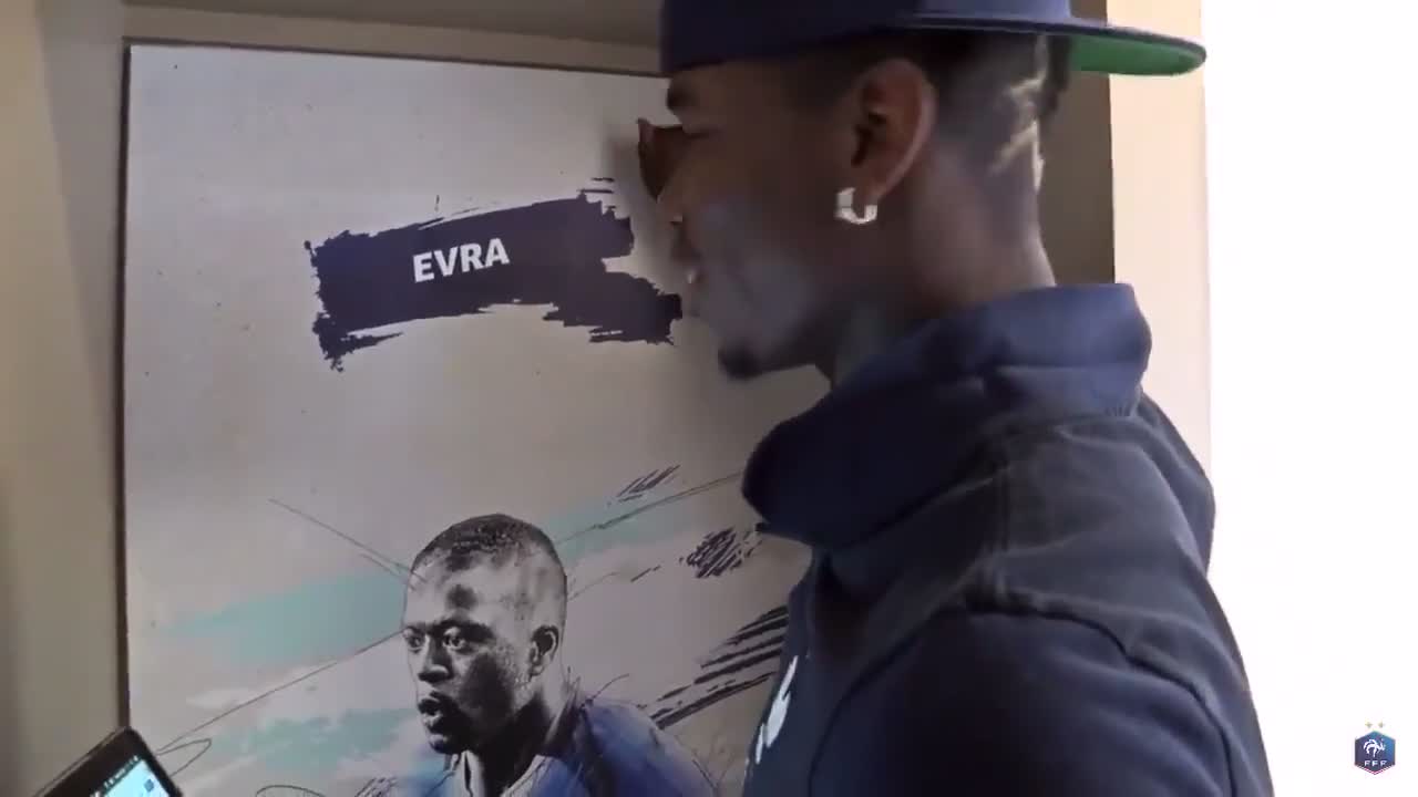 Mème : Paul Pogba toque à la porte avec de la musique