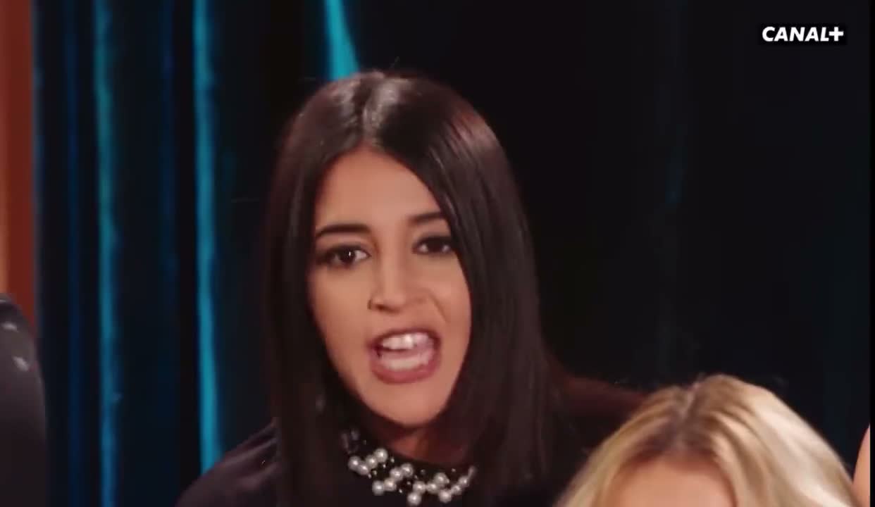 Alexandra, jouée par Leïla Bekhti dans La Flamme sur Canal+, crie « Valérie » pendant une confrontation entre candidates sur le plateau.