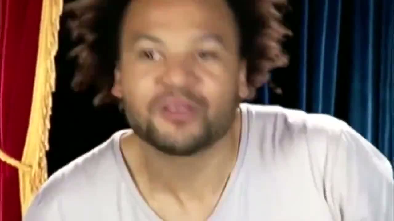 Fabrice Éboué se penche face caméra sur un plateau et lance la réplique Je préfère garder mes larmes dans un extrait d’interview.