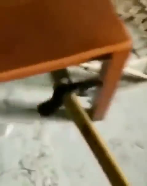 Un homme en Union soviétique pose son marteau sur une surface après avoir terminé un travail de construction.