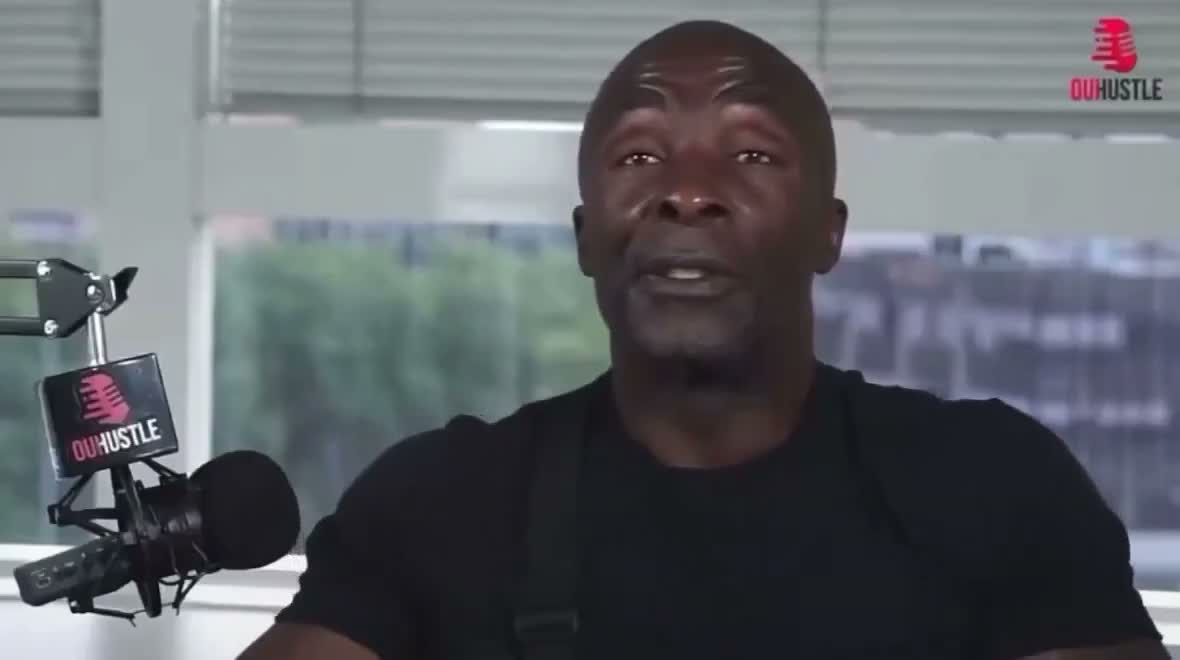 Jean Gab'1 en interview chez Ouhustle lève lentement les yeux vers le plafond devant un micro, avec un air lassé ou exaspéré.