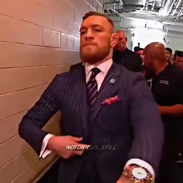 Mème : Connor McGregor marche en costume