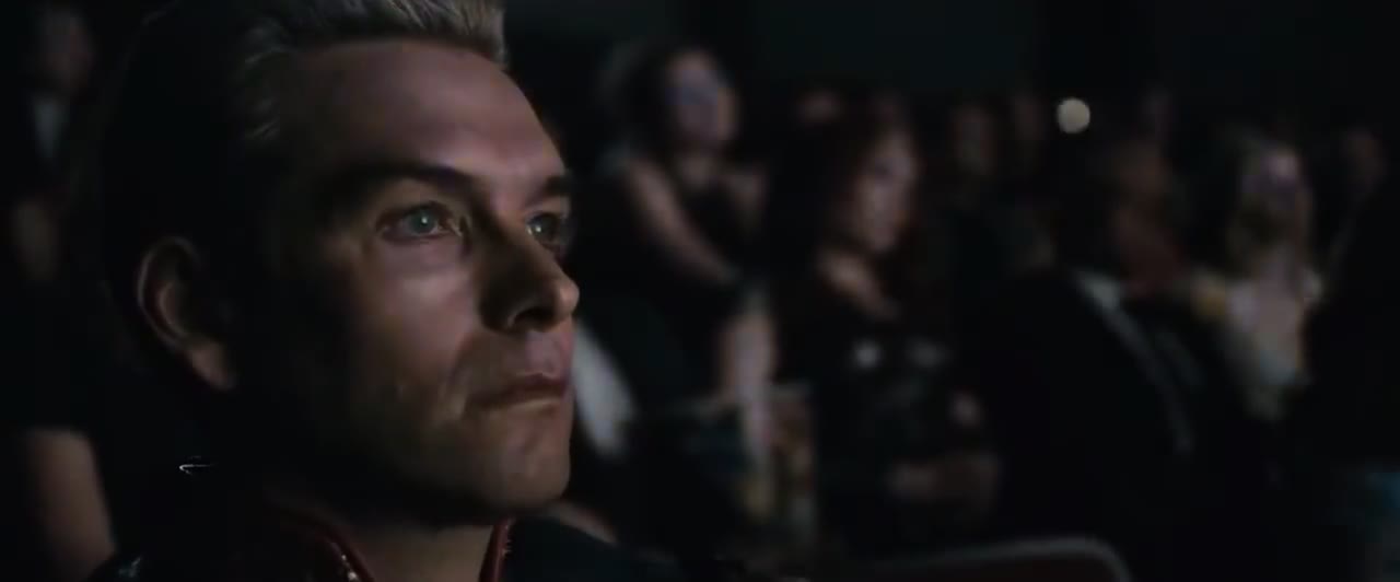 Mème : Homelander qui fixe le vide au ciné - The Boys