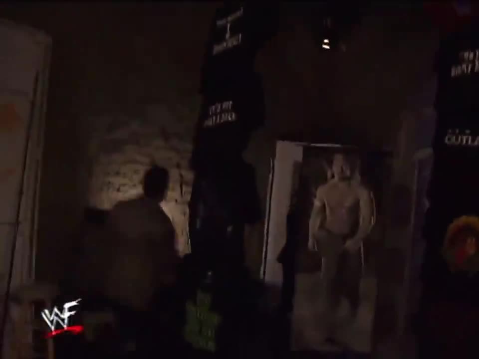 Mème : Vince McMahon Attacks Mideon In The Parking Lot - WWF