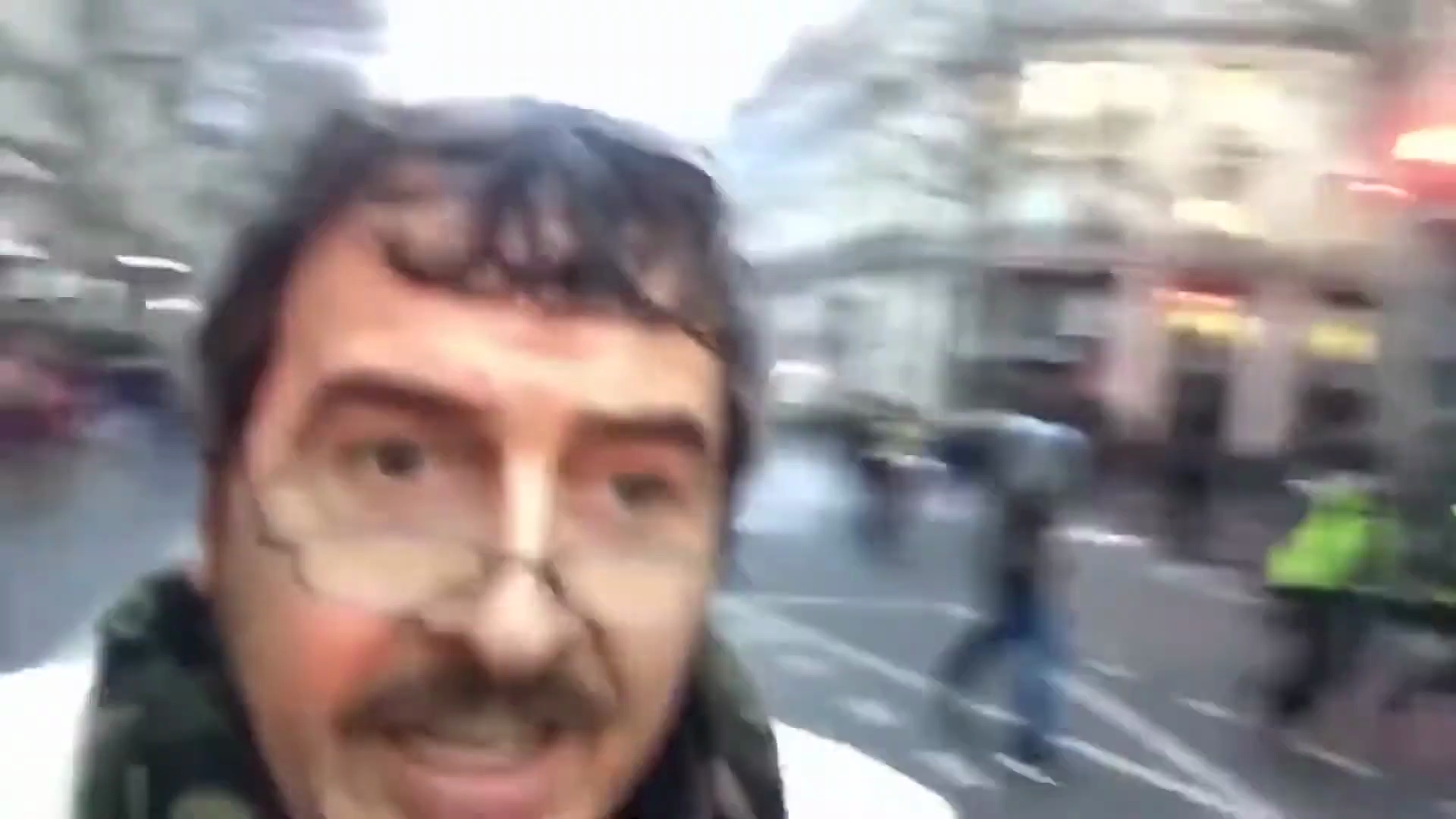 Mème : Attention grenade, attention les jeunes c'est la révolution