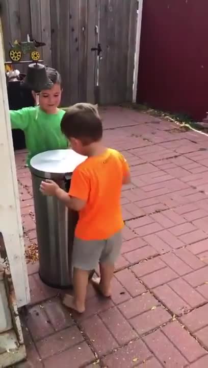 Mème : 2 enfants faisant de la merde