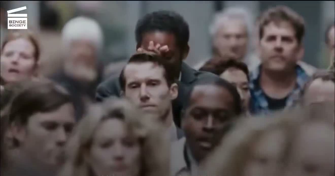 Will Smith, bouleversé au milieu de la foule dans À la recherche du bonheur, cache son visage puis pleure après avoir appris une bonne nouvelle.