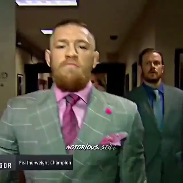 Mème : Connor McGregor marche en costume