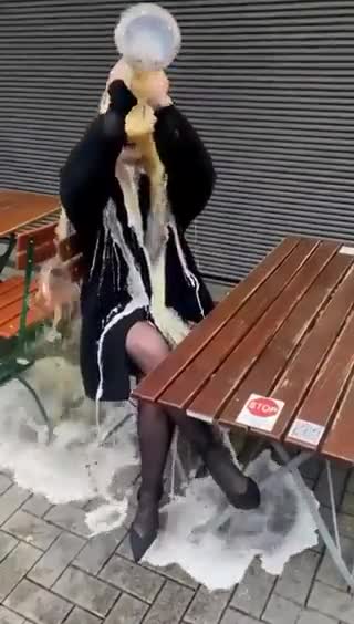 Mème : Femme qui boit une bière