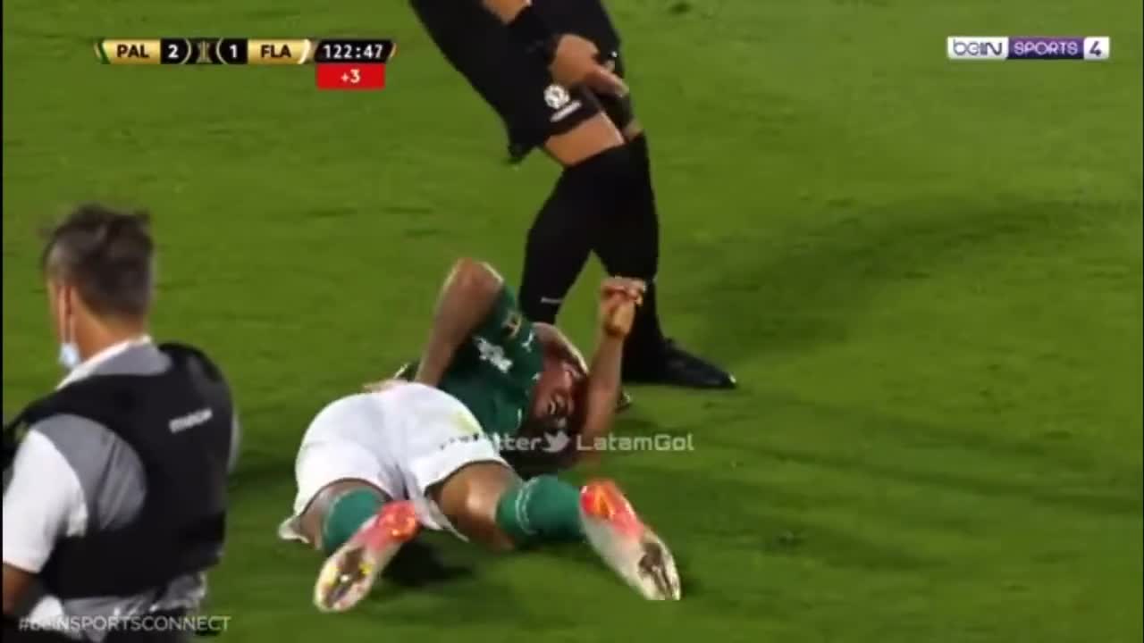 Mème : Arbitre touche un joueur de foot qui simule