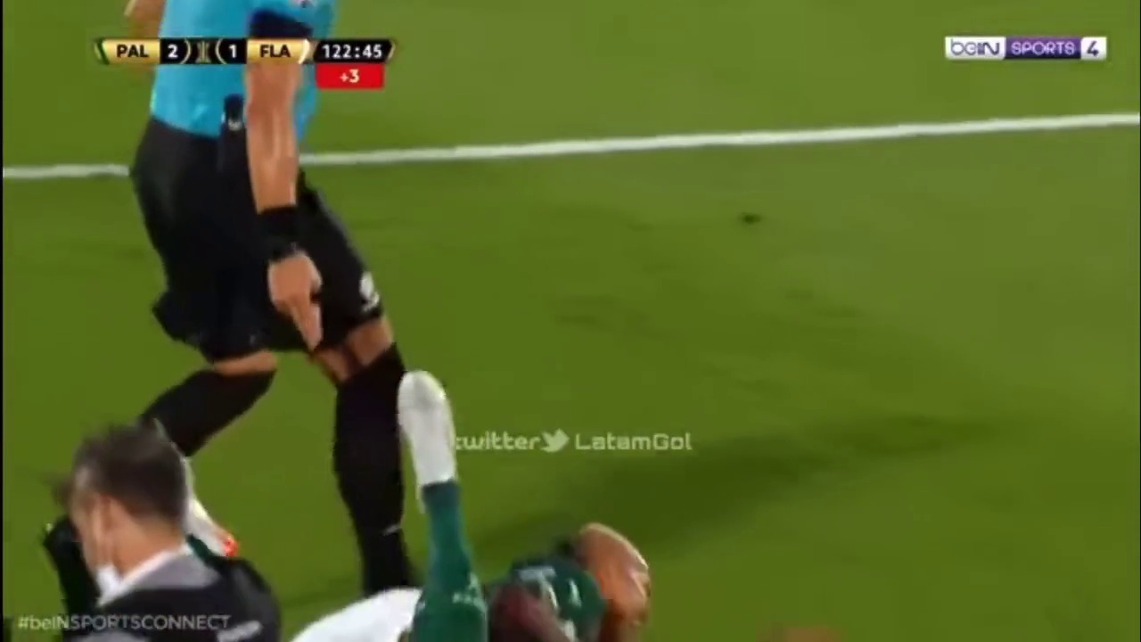Mème : Arbitre touche un joueur de foot qui simule