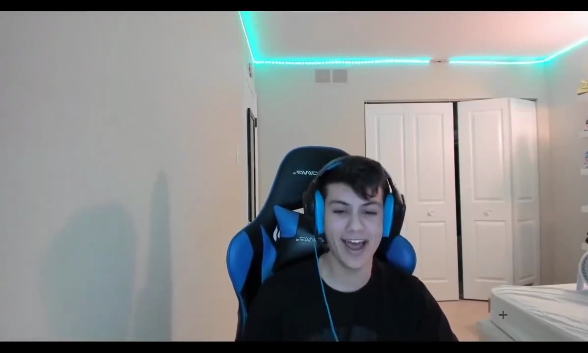 Mème : Gamer chante sur son siège