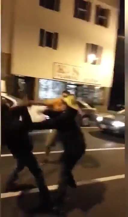 Mème : Sosie joueur du grenier qui se bat