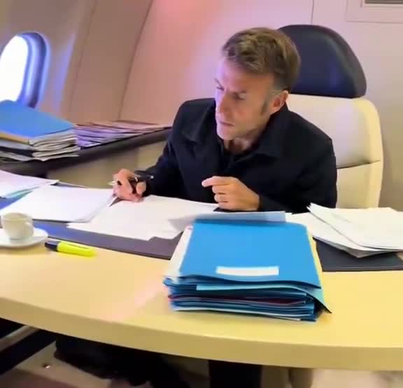 Mème : Emmanuel Macron travaille dans son avion privé
