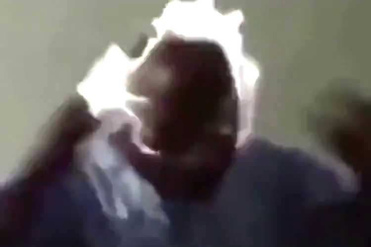 Mème : Homme se réveille tête en feu