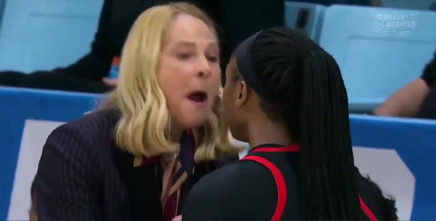Brenda Frese qui crie sur sa joueuse - Basket