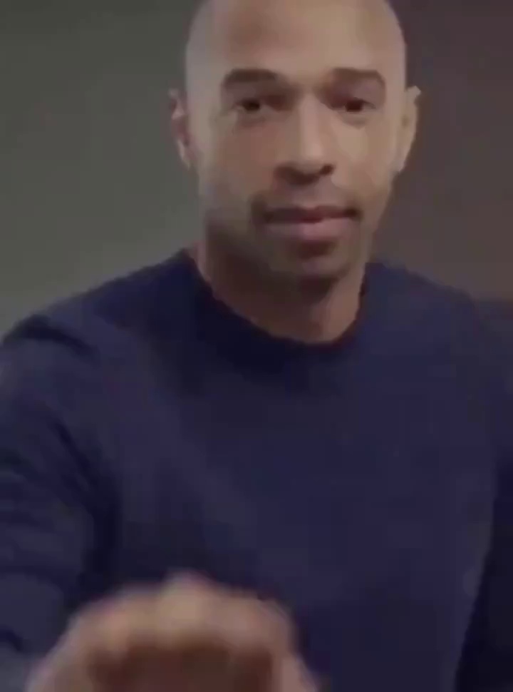 Mème : Thierry Henry toque et pointe sa montre