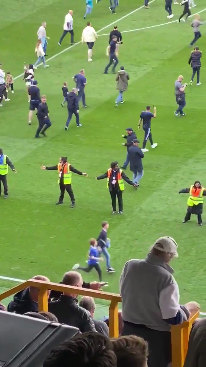 Mème : Agents de sécurité inutile au stade de foot