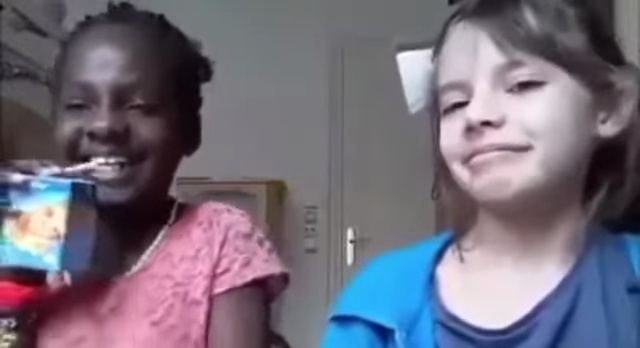 Mème : Ici, la fille carrément toc toc, et là, la fille carrément choquée