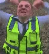 Un policier britannique en gilet fluorescent lève les bras et grimace de détresse, utilisé ici pour évoquer la réaction des Japonais à une annonce.