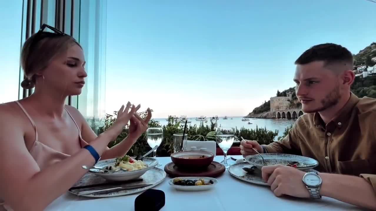 Mème : Demande en mariage au restaurant