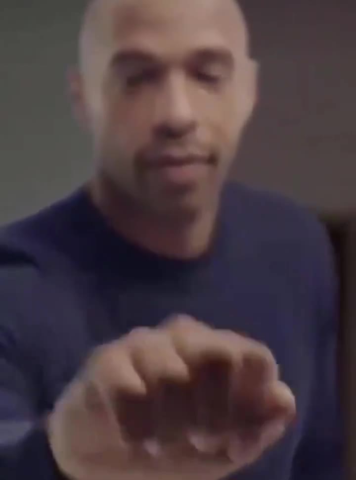 Mème : Thierry Henry toque et pointe sa montre