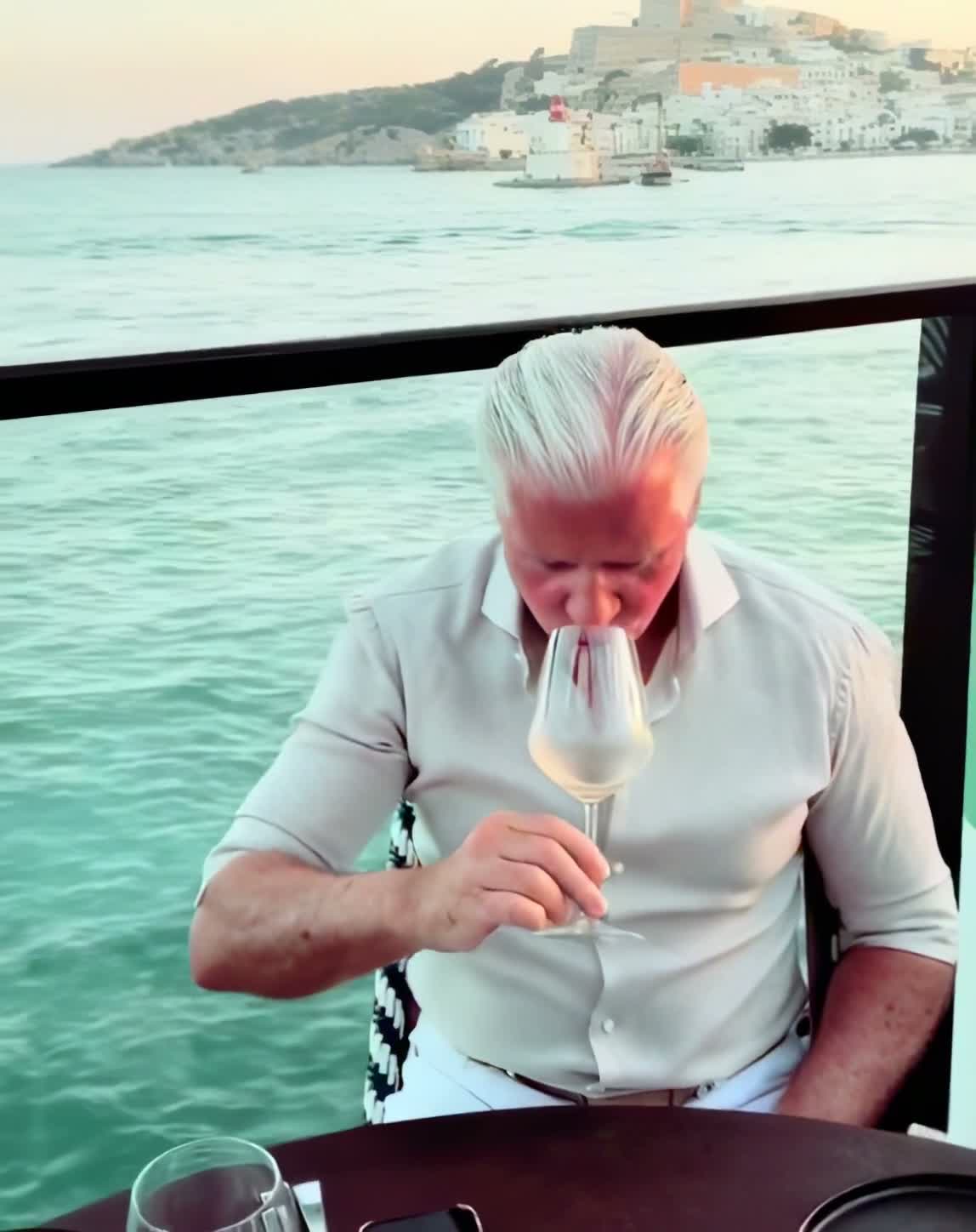 Dries Roelvink hume puis savoure un verre de vin blanc en terrasse face à la mer avant de se renverser avec satisfaction.